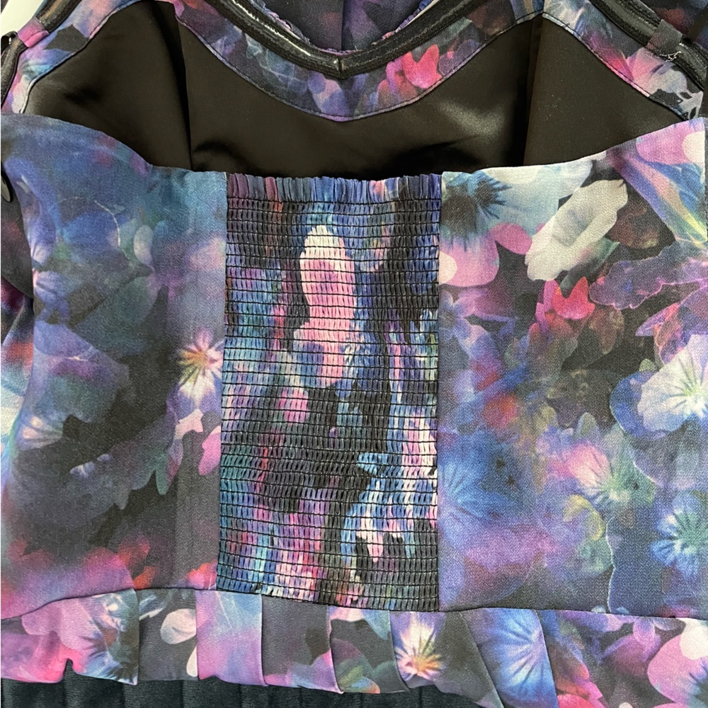 NWT GUESS FLORAL DRESS - Picture 2 of 3